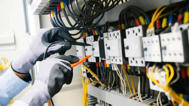 Montagem de painéis de comandos elétricos